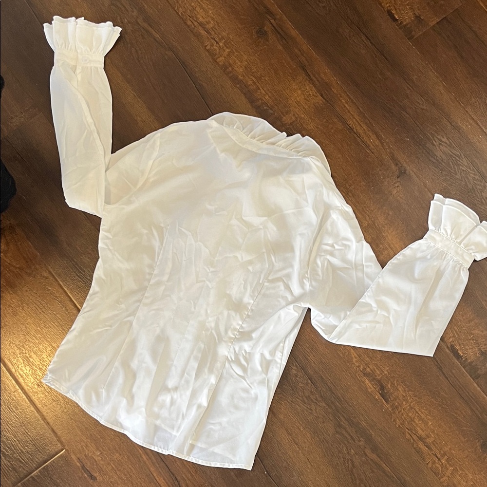 Kate Kasin women’s size M White Ruffled Button-Up Blouse - Picture 4 of 4